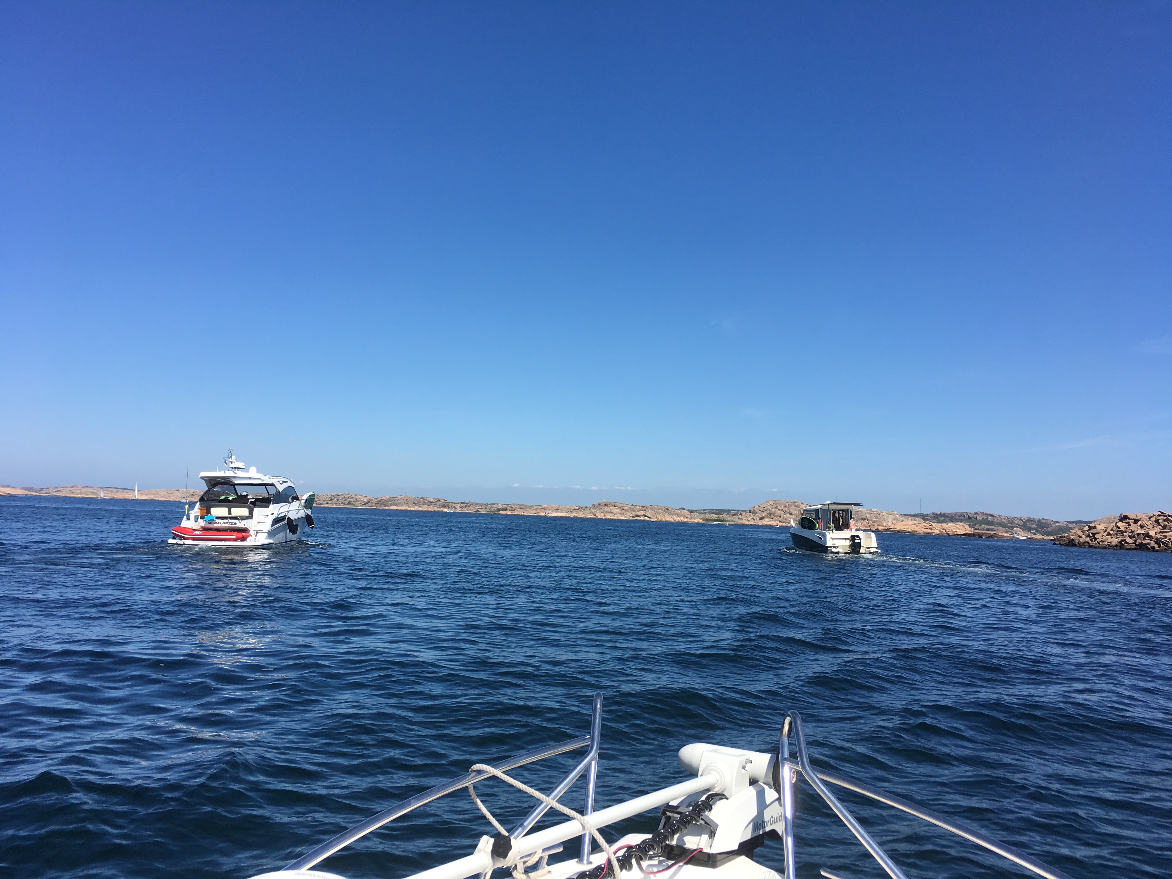 Tre båtar i havet på Västkusten